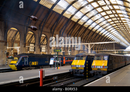 GNER diesel e i treni elettrici Kings Cross stazione ferroviaria London Inghilterra England Foto Stock