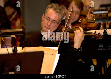 Il violinista a prova nelle New York Pops Orchestra Foto Stock