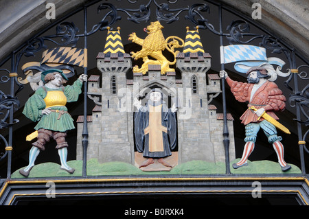 Il glockenspiel figure mobili nella torre dell'orologio del Neues Rathaus Marienplatz nella città di Monaco di Baviera La capitale della Baviera. Germania Foto Stock