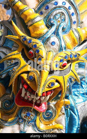 Il carnevale partecipante indossando abiti fantasiosi del Diablo Cojuelo esegue durante il carnaval Vegano in La Vega, Repubblica Dominicana Foto Stock