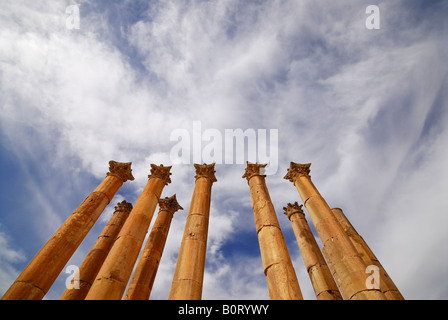 Tempio di Artemide con colonne corinzie rovine di Jerash romano città Decapoli dating da 39 a 76 AD, Giordania, Arabia Foto Stock