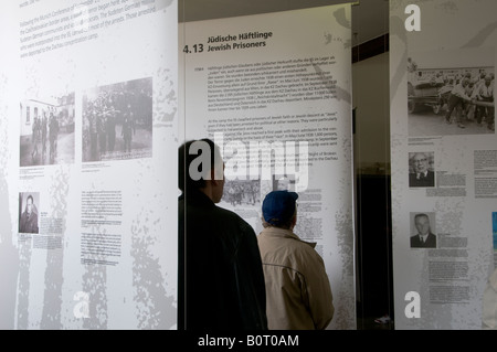 Museo all'interno del campo di concentramento di Dachau, Baviera, Germania Foto Stock