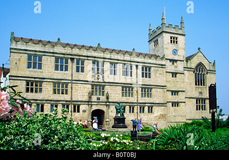 Castello di libreria di Gates precedentemente a Shrewsbury Scuola con Charles Darwin statua Shrewsbury Shropshire Inghilterra Foto Stock