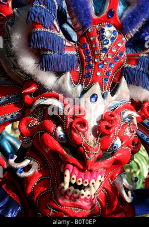 Il carnevale partecipante indossando abiti fantasiosi del Diablo Cojuelo esegue durante il carnaval Vegano in La Vega, Repubblica Dominicana Foto Stock