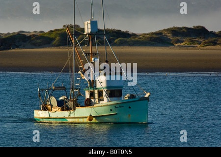 La pesca commerciale voce in barca in mare dal Morro Bay California Foto Stock