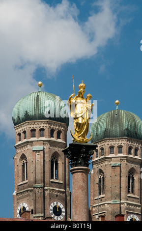 Statua di Santa Maria con la Frauenkirche (Chiesa di Nostra Signora in Marienplatz, nella città di Monaco di Baviera La capitale della Baviera. Germania Foto Stock