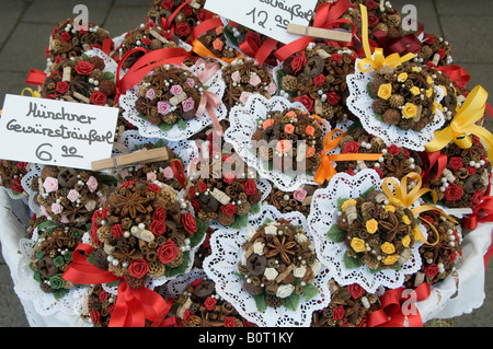 Bouquet di fiori per la vendita nel mercato Viktualienmarkt, nella città di Monaco di Baviera La capitale della Baviera Germania Foto Stock