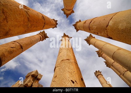 Tempio di Artemide con colonne corinzie rovine di Jerash romano città Decapoli dating da 39 a 76 AD, Giordania, Arabia Foto Stock