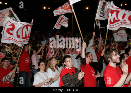 Membri della giovane partito socialista movimento ad una riunione politica con Segolene Royal di Rouen, Francia Foto Stock