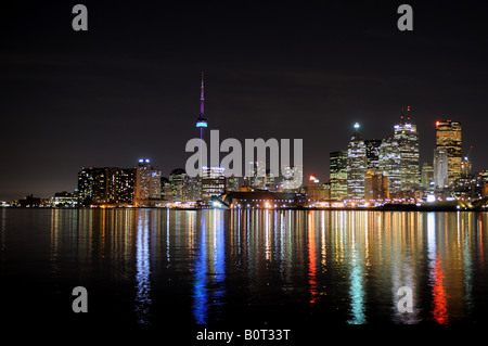 Porto di Toronto di notte come si vede dal piede di Polson Street Foto Stock