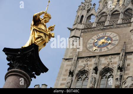 La statua della Vergine Maria con il Neues Rathaus Mariensaeule torre in Marienplatz, municipio della città di Monaco di Baviera La capitale della Baviera. Germania Foto Stock