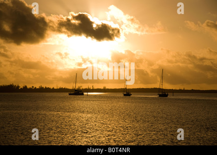 Barche a vela in spagnolo i pozzetti del porto al Sunrise, Spagnolo di pozzi, St George's Cay, Eleuthera, Bahamas Foto Stock