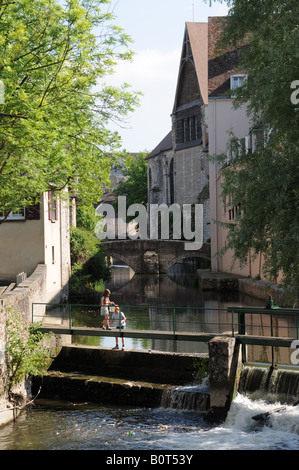 Il fiume Eure che scorre attraverso la città di Chartres, Eure-et-Loire, Francia. Foto Stock