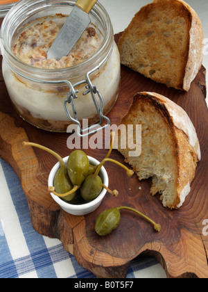 Terrina di coniglio in una giara kilner tradizionale cibo editoriale Foto Stock