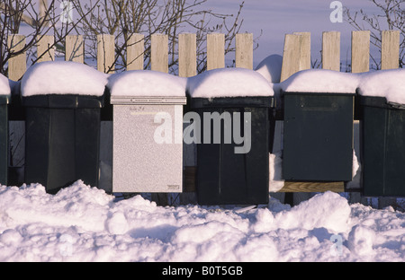 Le caselle di posta coperte di neve. Havstenssund, Bohuslan, Svezia. Foto Stock