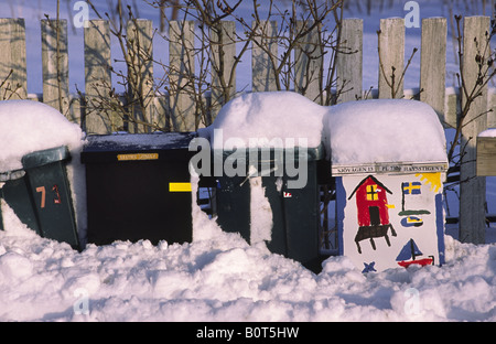 Le caselle di posta coperte di neve. Havstenssund, Bohuslan, Svezia. Foto Stock