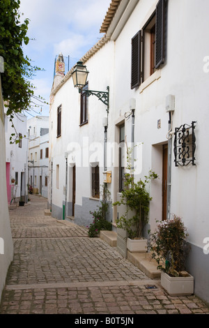 Back Lane in Albufeira Algarve Portogallo con le tradizionali case in stile Foto Stock