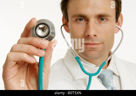 Medico tenendo uno stetoscopio Foto Stock