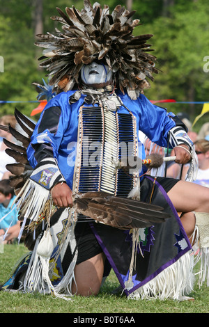 Eagle coda, un nativo americano dal Micmac tribù indiane del Canada, danze al cavallo di guarigione spirito PowWow in Mt. Arioso, MD Foto Stock