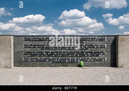 Monumento ai caduti nel campo di concentramento di Dachau, Baviera, Germania Foto Stock