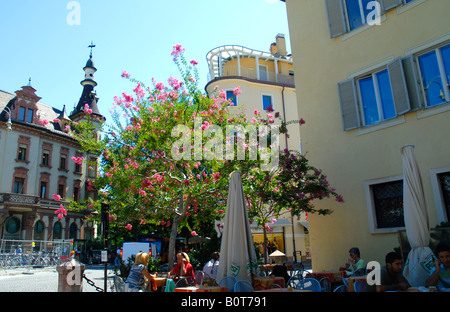 Cafe nell'elegante città di Bolzano nel Tirolo Italiano in Italia settentrionale Foto Stock