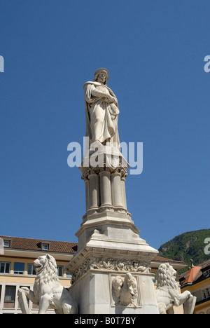 Poeta la statua nella elegante città di Bolzano nel Tirolo Italiano in Italia settentrionale Foto Stock