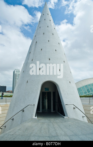 Questo a forma di cono dettaglio architettonico è l'ascensore e per le scale di L'Umbracle Foto Stock