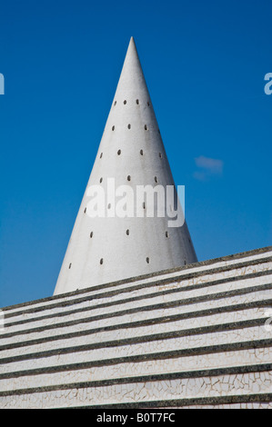 Questo a forma di cono dettaglio architettonico è l'ascensore e per le scale di Umbracle Valencia Spagna maggio 2008 Foto Stock