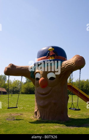 Bambini altalene e scivolo a Waveney River Center,Burgh San Pietro,Norfolk, Regno Unito Foto Stock