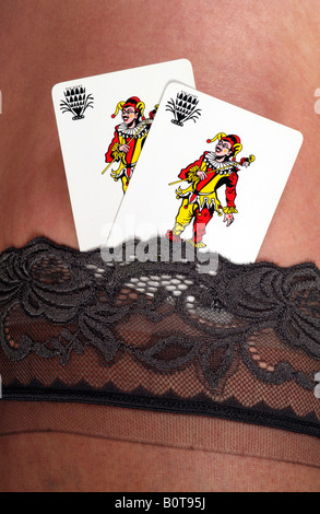 Due Joker carte da gioco in womans calza top Foto Stock