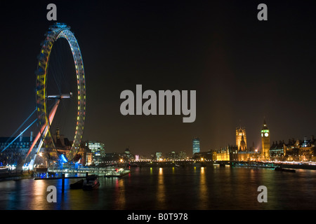 Vista notturna del London Eye la Casa del Parlamento e dal Big Ben da Hungerford Bridge Foto Stock