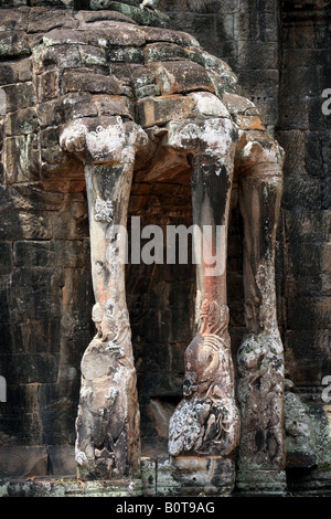 Testa di elefante e tronco incisioni sul gate di vittoria di Angkor Thom Foto Stock
