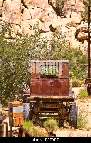 Vecchio arrugginito catena azionata Mack carrello. Foto Stock