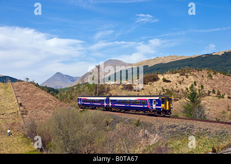 Prima classe Scotrail 156 DMU viaggia verso nord in direzione di Tyndrum Cononish vicino a Scottish West Highlands sul suo modo di Oban. Foto Stock