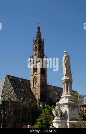 Cattedrale e poeta la statua nella elegante città di Bolzano nel Tirolo Italiano in Italia settentrionale Foto Stock