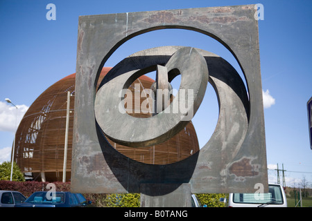 Atom scultura davanti a 'Globo della scienza e dell'innovazione" al CERN di Ginevra Foto Stock