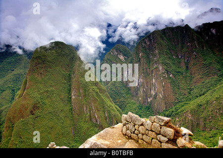 Machu Picchu Urubamba River Valley e sulle montagne circostanti il Perù Sud America del Patrimonio Mondiale UNESCO Foto Stock