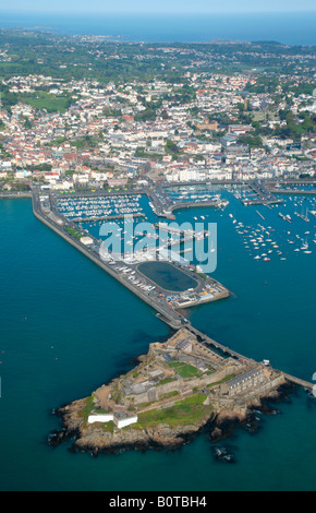 Foto aerea di San Pietro porta con Castle Cornet, Isola di Guernsey Foto Stock