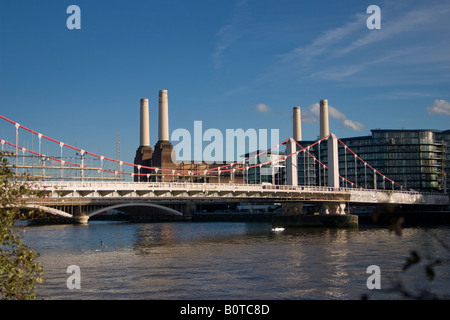 Chelsea Bridge e Battersea Power Station dal Chelsea Embankment London Foto Stock