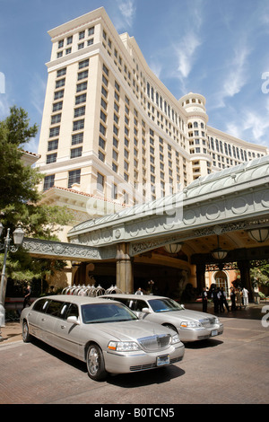 Limousine al di fuori di Bellagio Hotel in Las Vegas Nevada USA Foto Stock