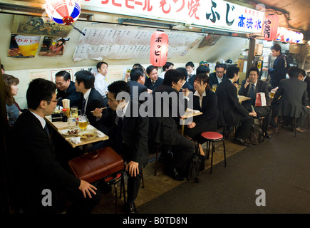 Occupato izakaya ristorante sotto i binari ferroviari a Yurakucho nel centro di Tokyo 2008 Foto Stock