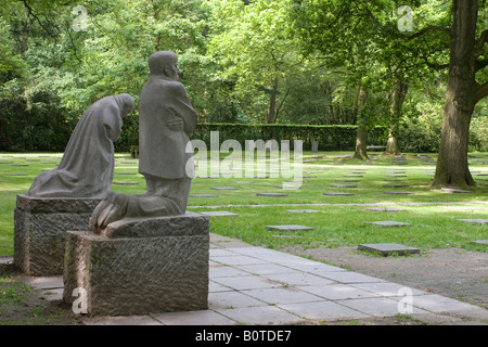 Il dolore di genitori al Vladslo cimitero tedesco Foto Stock