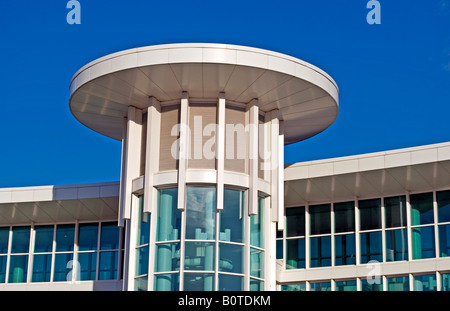 Edificio moderno, con un sacco di archi e di design contemporaneo e architettura grande. Foto Stock