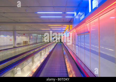 Tapis roulant nell' Aeroporto Internazionale di Monaco di Baviera Germania terminale Foto Stock