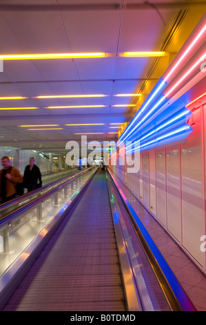 Tapis roulant nell' Aeroporto Internazionale di Monaco di Baviera Germania terminale Foto Stock