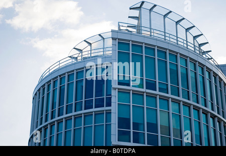 Edificio moderno, con un sacco di archi e di design contemporaneo e architettura grande. Foto Stock