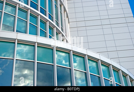 Edificio moderno, con un sacco di archi e di design contemporaneo e architettura grande. Foto Stock