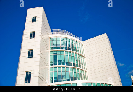 Edificio moderno, con un sacco di archi e di design contemporaneo e architettura grande. Foto Stock