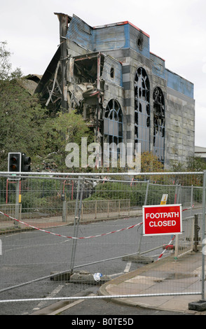 Su strada e sentiero al di fuori di chiusura durante la demolizione di dismessi e bruciato in fabbrica, Ladysmith Road, Grimsby. Foto Stock