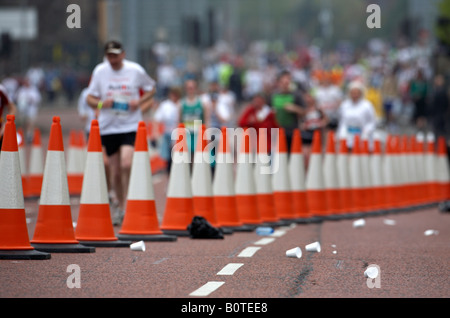 Scartato polistirene STYROFOAM cups dal lato della strada in conico area off come i concorrenti gestiscono passato durante la maratona di Belfast Foto Stock